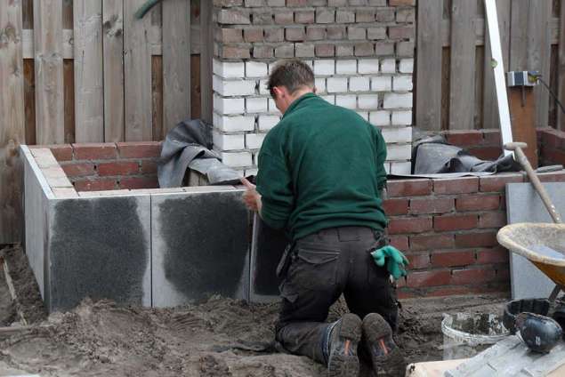 plaatsen van natuursteen, vastlijmen van natuursteen op een gemetselde muur. aanleg van een achtertuin in Loon op Zand Oisterwijk Breda Eindhoven Moergestel Gilze Rijen, Dorst Best 